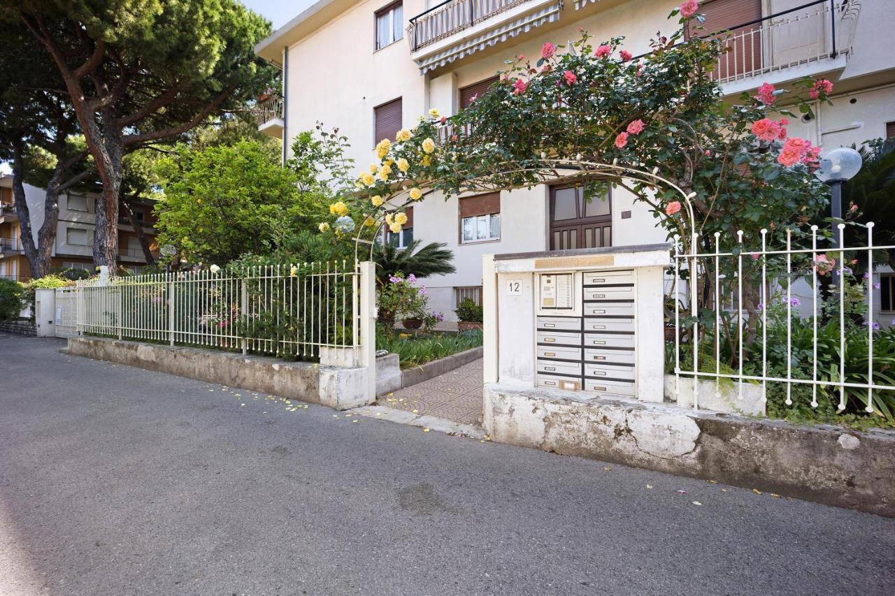 Casa Serena 12 Bordighera Bagian luar foto